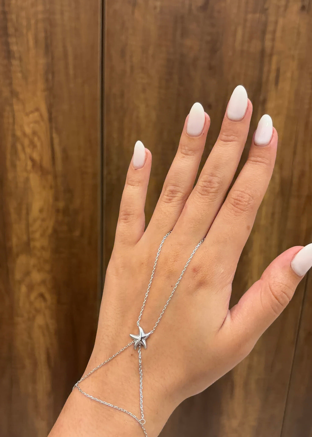 Shell hand chain in silver
