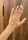 Shell hand chain in silver