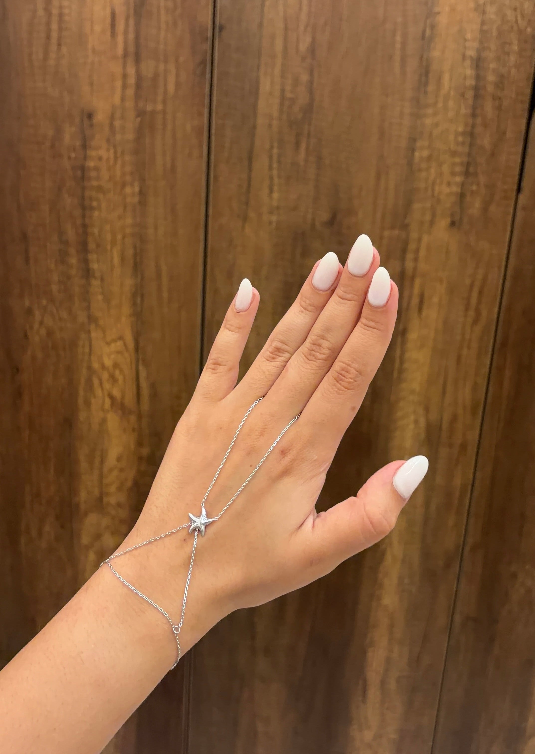 Shell hand chain in silver